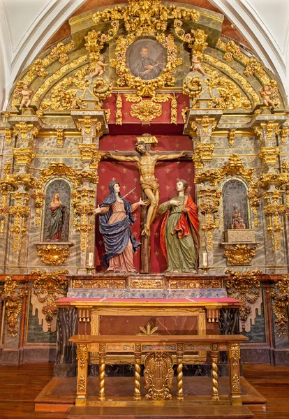 TOLEDO - MARCH 8: Crucifixion baroque statue with hl. Mary and saint John from church Iglesia de san Idefonso on March 8, 2013 in Toledo, Spain. — Stock Photo, Image