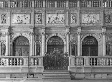 Venedik - cephe ve çan kulesi gece ana portal.