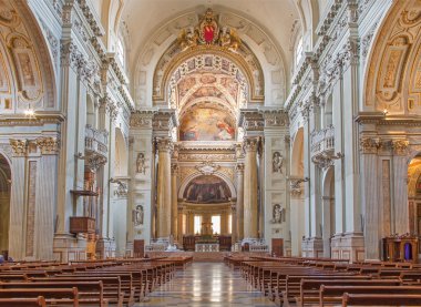 Bologna, İtalya - 15 Mart 2014: dom veya saint peters Barok kilisenin ana nefin.