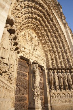 Paris - notre-dame Katedrali günbatımı ışık ana portal