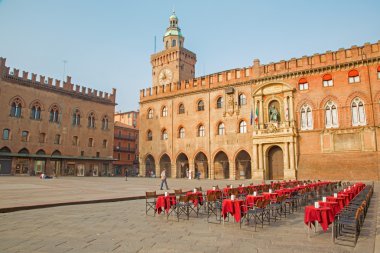 Bologna, İtalya - 16 Mart 2014: palazzo comunale ve piazza maggiore Pazar sabah meydanda.