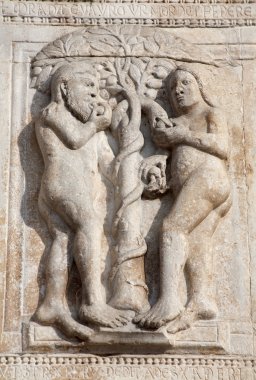 Verona - 27 Ocak: adam ve eva dan san zeno Romanesk Bazilika'nın yardım. kabartmaları olan Heykeltraş nicholaus ve çalışmalarını atölyesini 27 Ocak 2013 tarihinde, verona, İtalya.