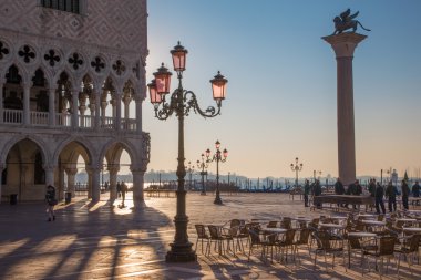 Venice, İtalya - 12 Mart 2014: doge Sarayı ve saint mark Meydanı'na ve sabah ışık sütununda.