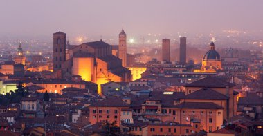 Bologna - bologna eski şehir ve katedral san petronio için Outlook'tan kilise san michele akşam karanlığında bosco içinde