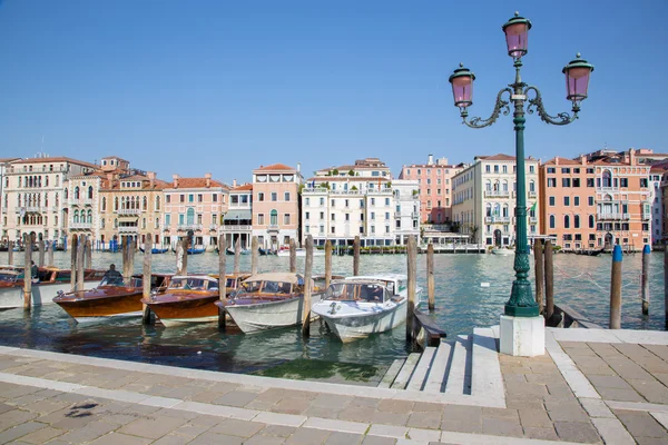 VENICE, ITÁLIA - Março 13, 2014: Canal grande e barcos para igreja Santa Maria della Salute. — Fotografia de Stock