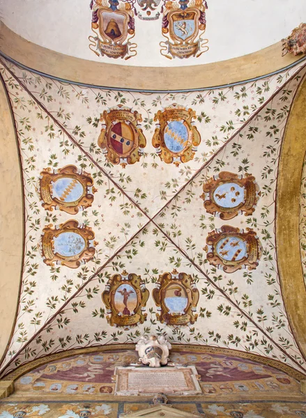 БОЛОНЬЯ, ИТАЛИЯ - 15 МАРТА 2014: Ceilinig fresco in external atrium of Archiginnasio — стоковое фото