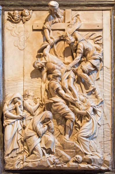 VENECIA, ITALIA - 12 DE MARZO DE 2014: Depósito del relieve de la cruz por Francesco Penso (Cabianca-1711) de la sacristía de la iglesia Santa Maria Gloriosa dei Frari . —  Fotos de Stock