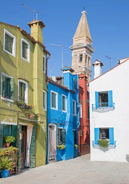 Veneza - Casas e torre de igreja da ilha de Burano — Fotografia de Stock