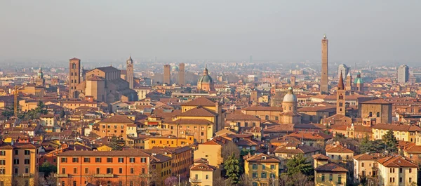 Bologna - Utsikt till Bologna gamla stan från kyrkan San Michele i Bosco i kvällsljus — Stockfoto
