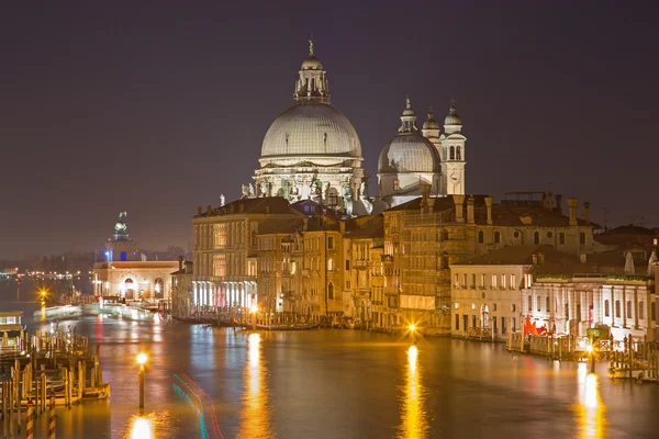 Velence - santa maria della salute templom és a canal grande a esti szürkület a ponte accademia — Stock Fotó