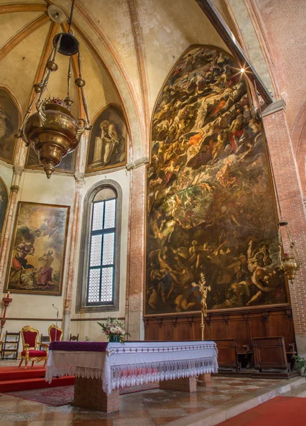 VENICE, ITÁLIE - 11. března 2014: Poslední rozsudek (1563) Jacopa Robustiho (Tintoretto) v presbytáři kostela Santa Maria Dell Orto. — Stock fotografie