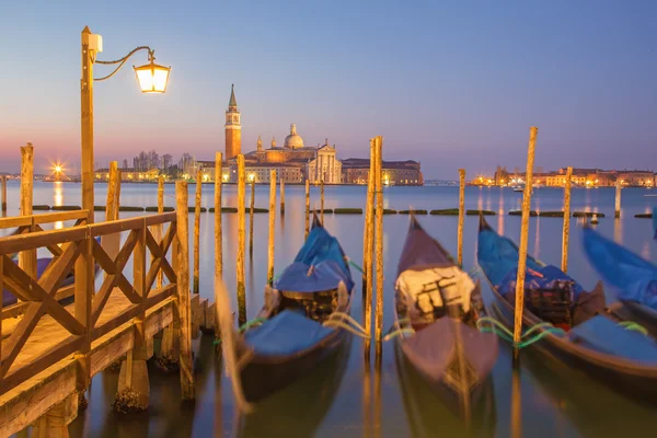 Venecia - Gondolas y San Giorgio Maggiore iglesia en el fondo en la mañana del atardecer . —  Fotos de Stock