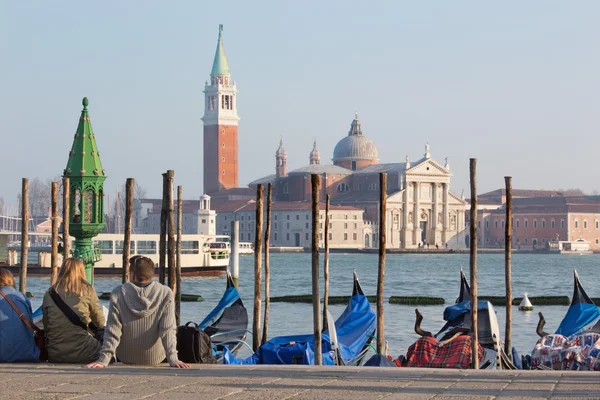 Venecia - góndolas y iglesia de San Giorgio di Maggiore —  Fotos de Stock