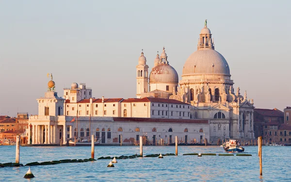 Venecia - Iglesia de Santa Maria della Salute a la luz de la mañana —  Fotos de Stock