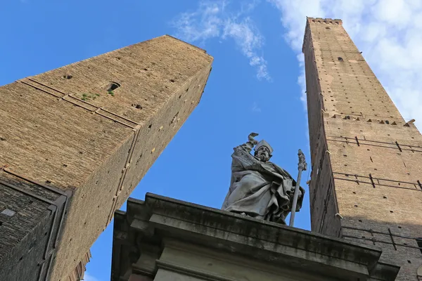 Bolonia - Torre Asinelli y Torre Garisenda torres y estatua del obispo san Petronio —  Fotos de Stock