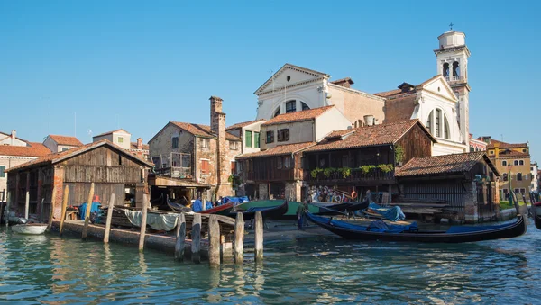 VENEZIA, ITALIA - 13 MARZO 2014: Darsena per la riparazione di gondole vicino alla chiesa di San Sebastiano . — Foto Stock