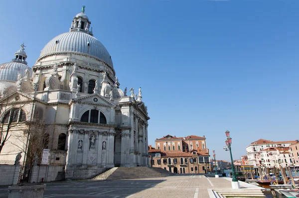 Venedik - santa maria della salute kilise ve waterfront canal Grande — Stok fotoğraf