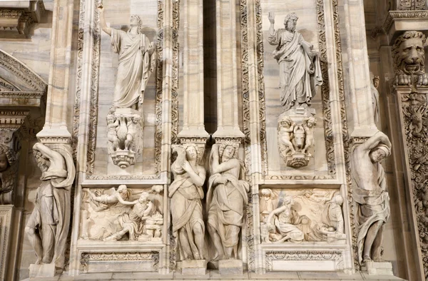 Milan - giants and apostles statue from west facade of Duomo cathedral — Stock Photo, Image