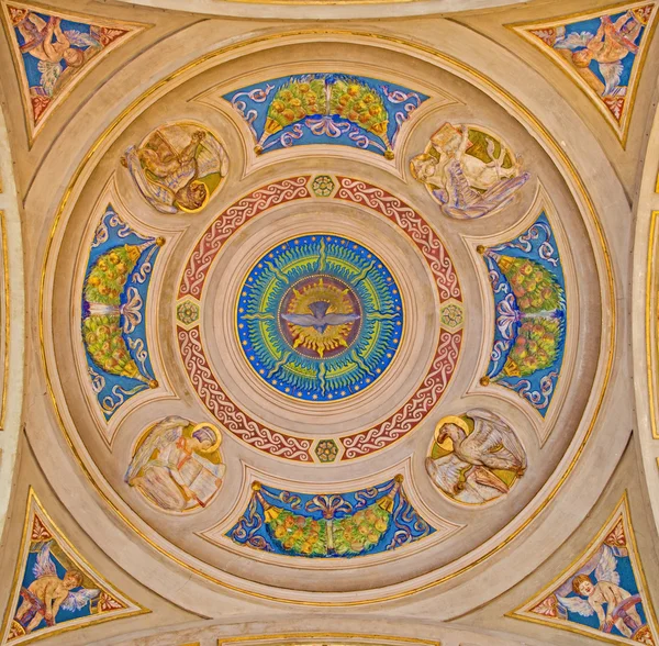 BOLOGNA, ITALIA - 15 DE MARZO DE 2014: Cúpula de la capilla lateral en Dom - Iglesia barroca de San Pedro con los símbolos de cuatro evangelistas . — Foto de Stock