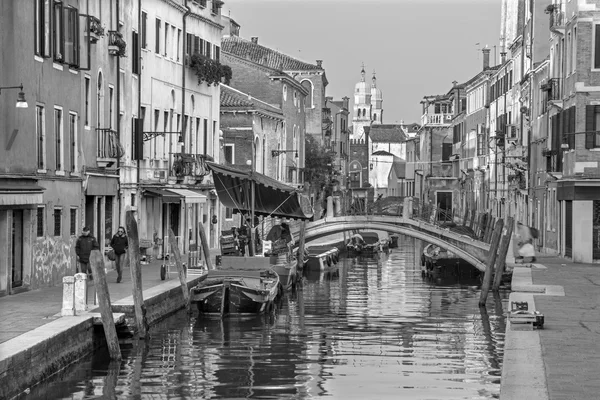 Wenecja - ulica Fondamenta Giardini i kanał. — Zdjęcie stockowe