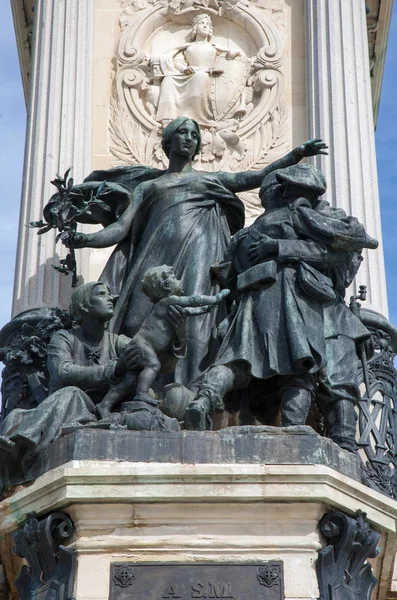 马德里 — —"拉巴斯"（"和平"） 由米克尔布洛伊。雕像纪念碑的阿方索十二好 retiro 公园与中央苏区在 2013 年 3 月 9 日在西班牙建筑师何塞 grases 埃从 1902 年. — 图库照片