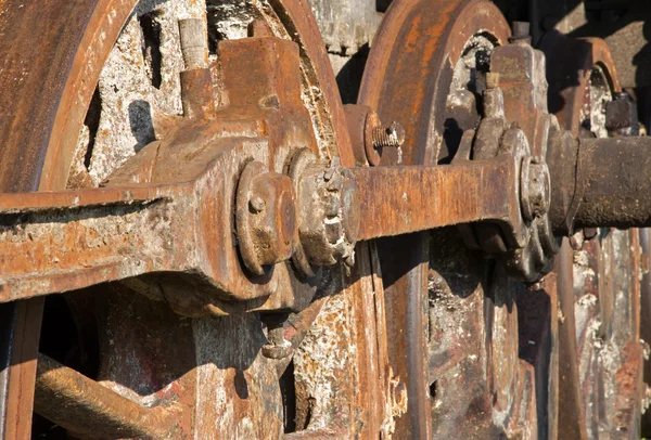 Detail of driving rod mechanism on old steam locomotive in rust — Stock Photo, Image