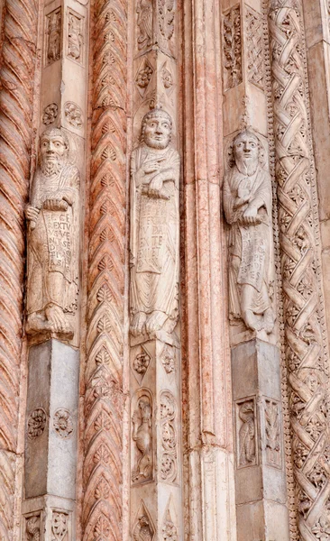 Verona - január 27-én: részlet a próféták szobrai fő portál a duomo-a 2013. január 27.-Verona, Olaszország — Stock Fotó