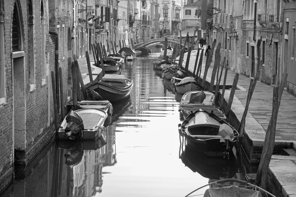 Venedig - Fondamenta Giardini gatan och kanalen. — Stockfoto