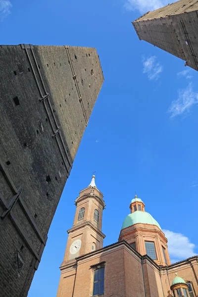 Bolonia - torre asinelli i torre garisenda wieże i Kościół st. bartolomeo e gaetano. — Zdjęcie stockowe