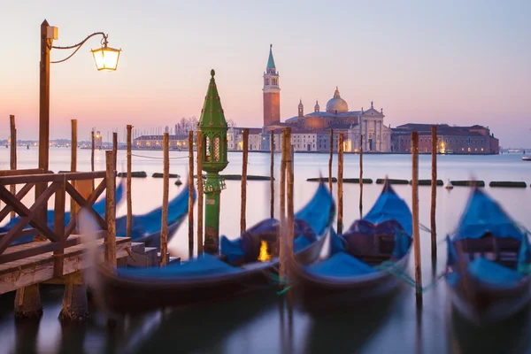 Venecia - Gondolas y San Giorgio Maggiore iglesia en el fondo en la mañana del atardecer . —  Fotos de Stock