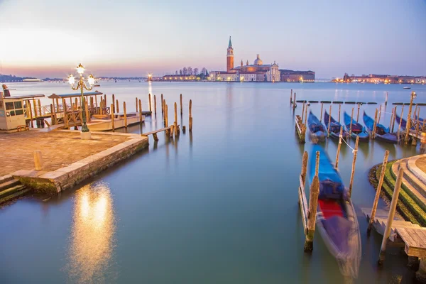 Venise - Bateaux et gondoles et San Giorgio Maggiore église en arrière-plan au crépuscule du matin. — Photo