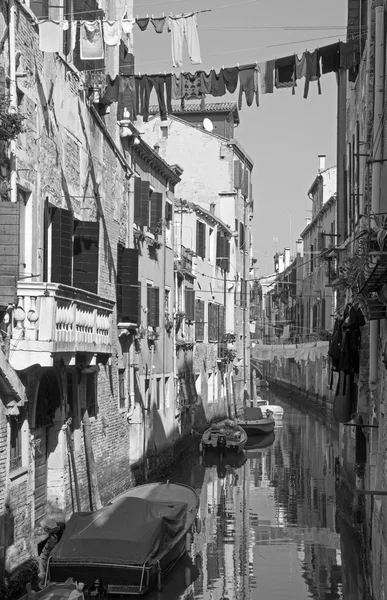 Venedig - utseende till canal form bron ponte dei scudi — Stockfoto