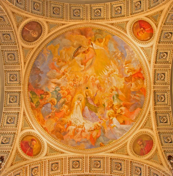 BOLOGNA, ITÁLIA - 15 DE MARÇO DE 2014: Cúpula da capela lateral em Dom - Igreja barroca de São Pedro por M. C. Trebbi a partir do ano 1905. Triunfo de S. Ana — Fotografia de Stock