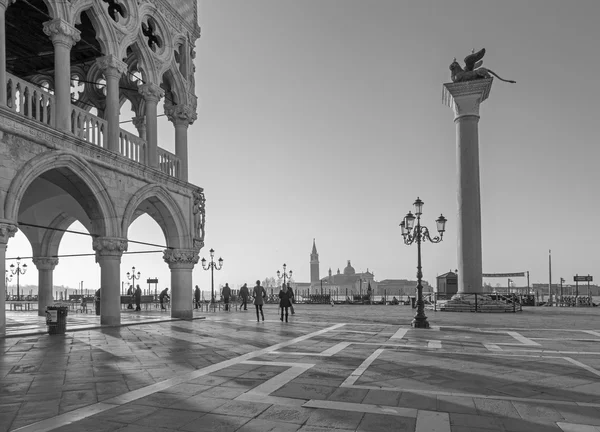 Venedig, Italien - 12 mars 2014: doge palace och saint markerar torget och san giorgio maggiore-kyrkan i bakgrunden i morgonljuset. — Stockfoto