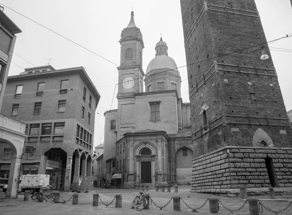 Bologna, Itálie - 16 března 2014: torre asinelli a torre garisenda věže a kostela st. bartolomeo e gaetano. — Stock fotografie