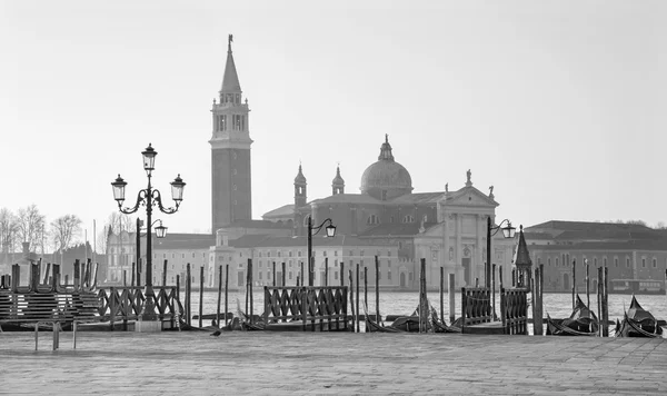 Venecia - Frente al mar de la plaza de San Marcos y la iglesia de San Giorgio Maggiore en el fondo a la luz de la mañana . —  Fotos de Stock