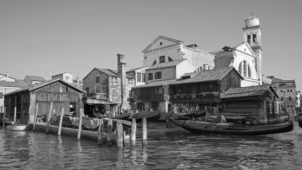 Venedig, Italien - 13 mars 2014: docka för reparation av gondoler nära kyrkan chiesa san sebastiano. — Stockfoto