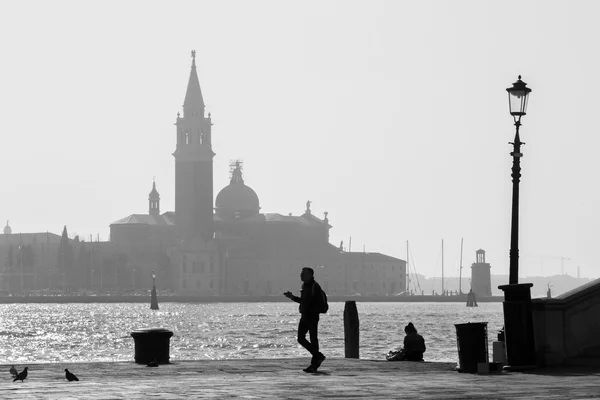 Veneza - Waterfront de Riva S. Biagio e San Giorgio Maggiore igreja no fundo . — Fotografia de Stock