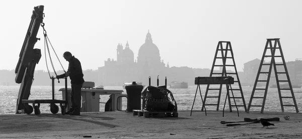 Venice, Włochy - 14 marca 2014: naprawy na nabrzeże i sylwetka santa Maria della salute Kościoła. — Zdjęcie stockowe