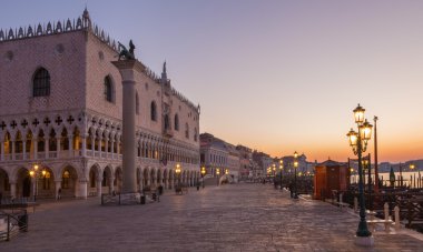 Venice, İtalya - 12 Mart 2014: doge Sarayı ve ve sabah karanlığında waterfront.