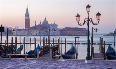 Venedik - waterfront, saint mark Meydanı ve san giorgio maggiore sabah ışık arka planda kilise.