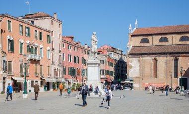 Venice, İtalya - 12 Mart 2014: campo francesco moresini kare ve st. stephen (santo stefano) arka planda kilise.