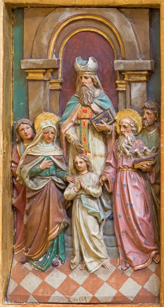 TRNAVA, SLOVAQUIE - 3 MARS 2014 : Les épouses de la Vierge Marie et de saint Joseph ont sculpté le relief de l'autel latéral dans l'église des Jésuites à partir de 19. cent . — Photo