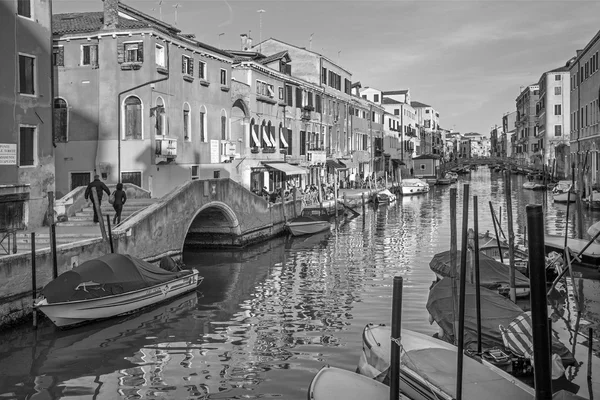 Venice, Włochy - 11 marca 2014: fondamneta delle capuzzine ulicę i kanał rio dei san girolamo. — Zdjęcie stockowe