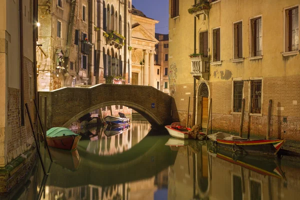 Venetië - kijken naar rio della maddalena in de schemering — Stockfoto