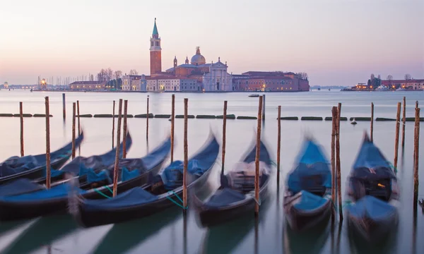 Venedig - Gondeln und Kirche San Giorgio Maggiore im Hintergrund in der Morgendämmerung. — Stockfoto