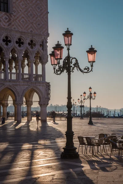 Venedig, Italien - 12. März 2014: Dogenpalast und Markplatz im Morgenlicht. — Stockfoto