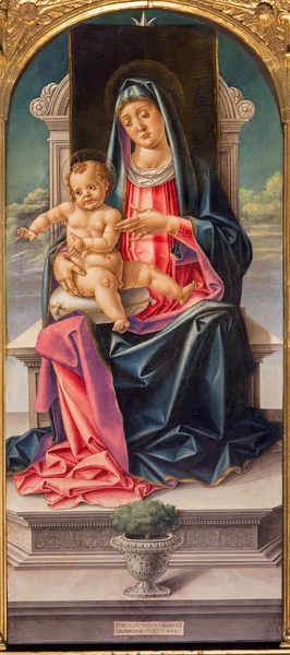 VENICE, ITÁLIA - MARÇO 12, 2014: Madonna no tron e santos por Bartolomeo Vivarini (1430 - 1499) em Cappella Bernardo e igreja Basílica de Santa Maria Gloriosa dei Frari . — Fotografia de Stock