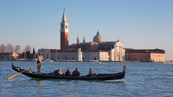 VENISE, ITALIE - 14 MARS 2014 : Gondolier sur la lagune et l'église San Giorgio Maggiore en soirée — Photo