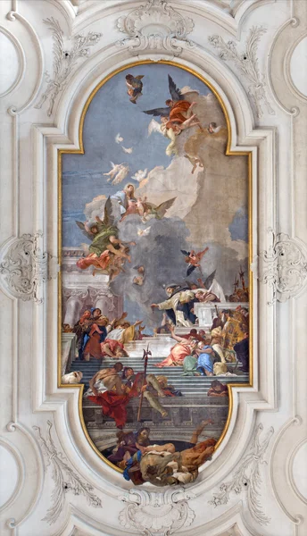 Venice, Italië - 11 maart 2014: plafond fresco uit de kerk santa maria del rosario (chiesa dei gesuati) door giovanni battista tiepolo van 18. cent. Saint dominic met de rozenkrans en madonna. — Stockfoto